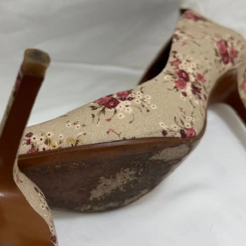 Coach Pump Shoes. Size 9B. Floral print in shades of pink and burgundy - Picture 10 of 14